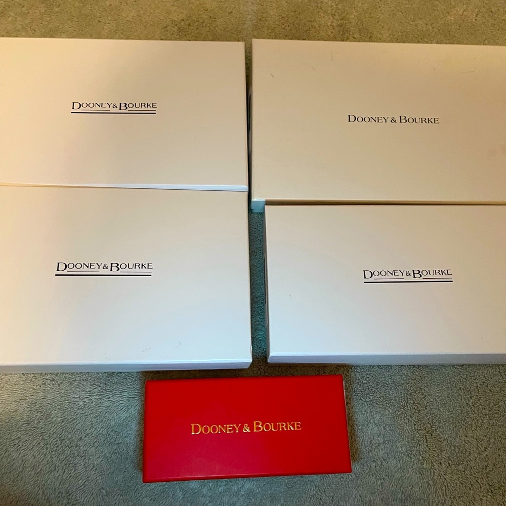 D&B wallet boxes.  1 extra large; 2 large and 1 regular plus a charm box!